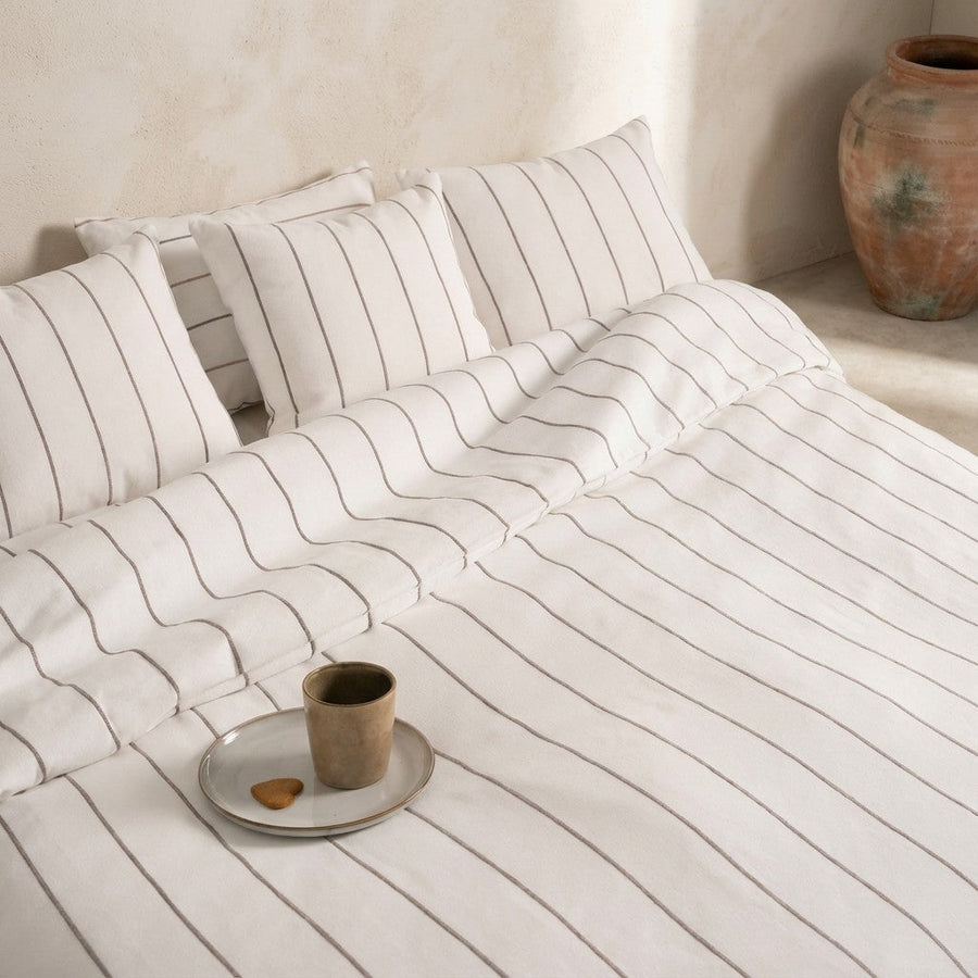 Chambre habillée d'une housse de couette en coton lin à rayures