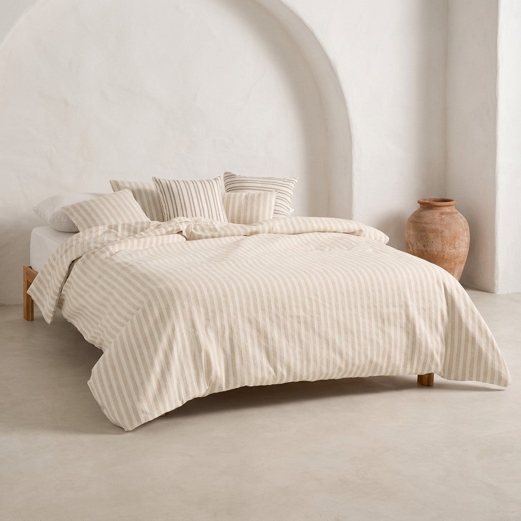 Chambre habillée d'une housse de couette à lignes en relief taupe