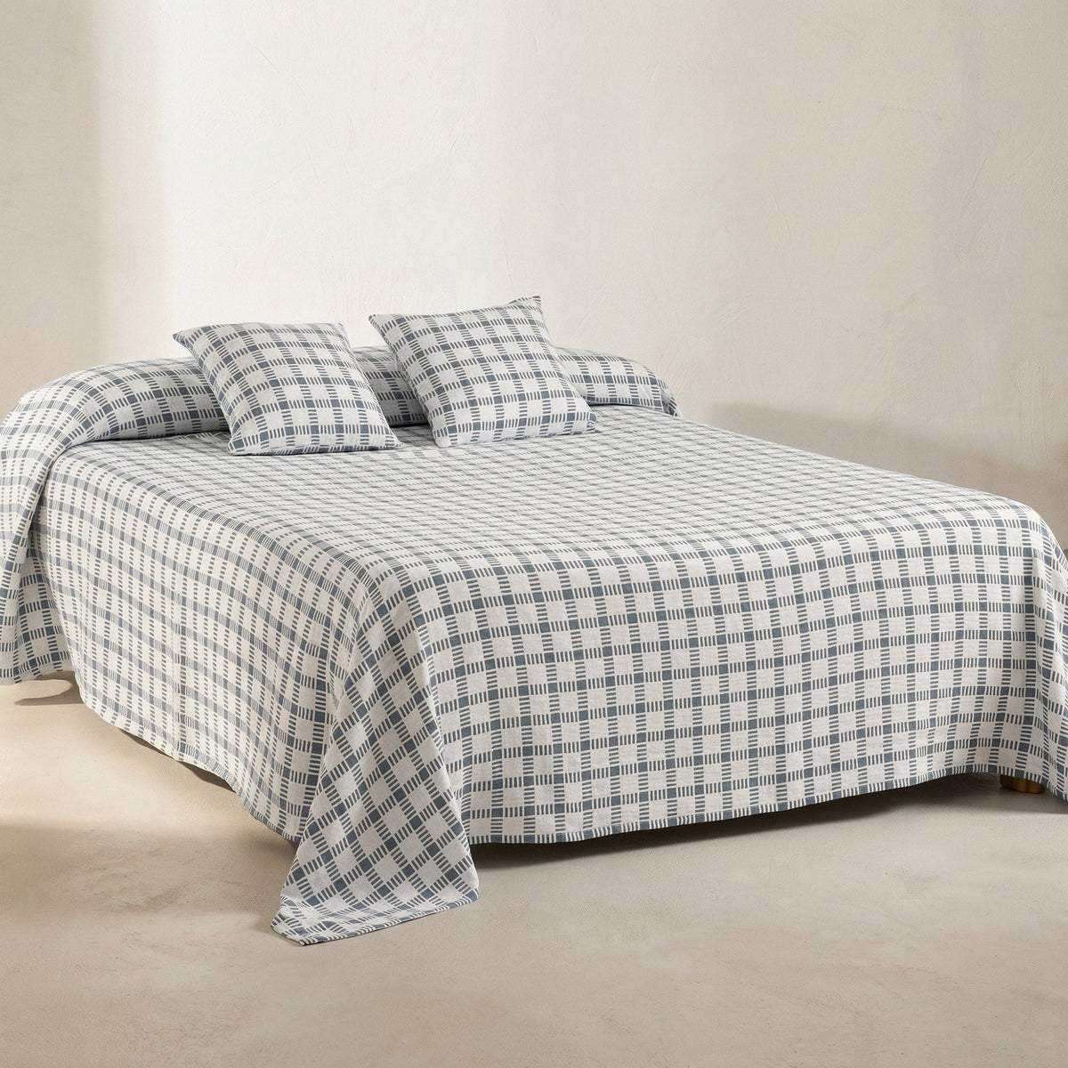 Jeté de lit en coton à carreaux en relief — bleu, gris, ivoire